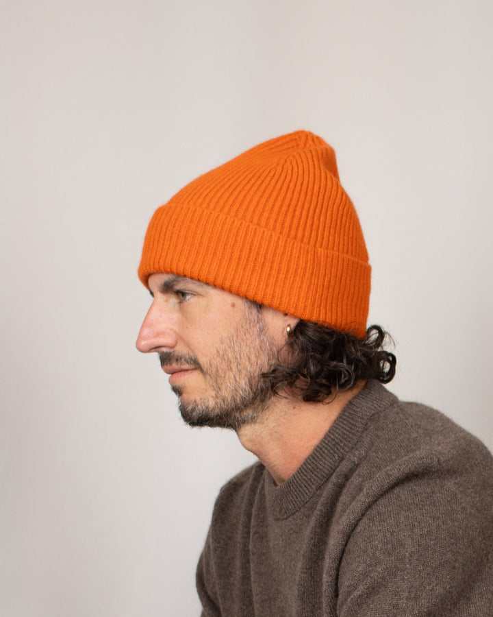 Bonnet Mackie Barra Hat Orange Glow, porté de côté