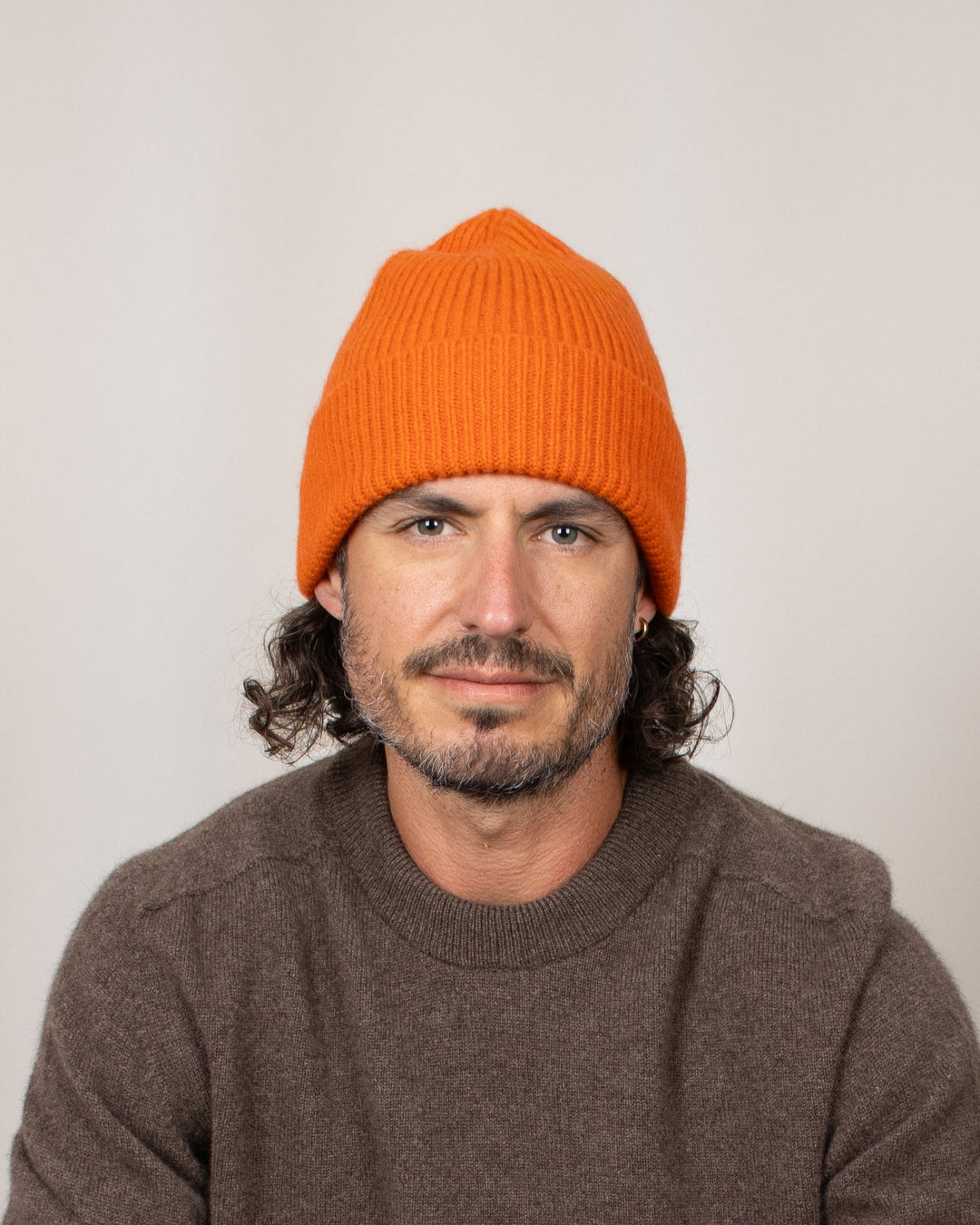 Bonnet Mackie Barra Hat Orange Glow, porté de face