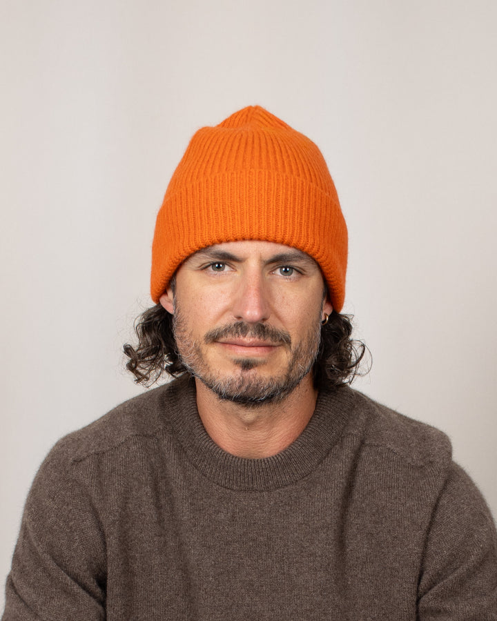 Bonnet Mackie Barra Hat Orange Glow, porté de face