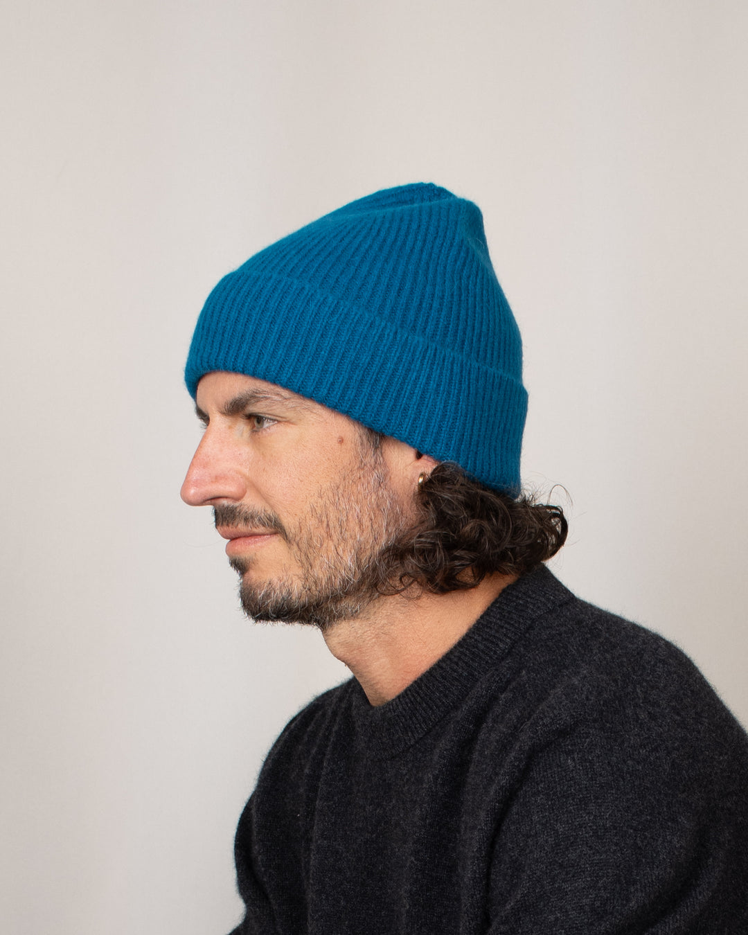 Bonnet Mackie Barra Hat Peacock, porté de côté