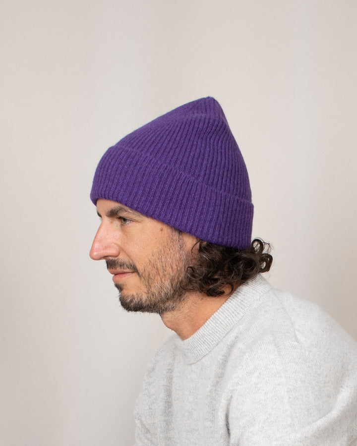 Bonnet Mackie Barra Hat Prune, porté de côté