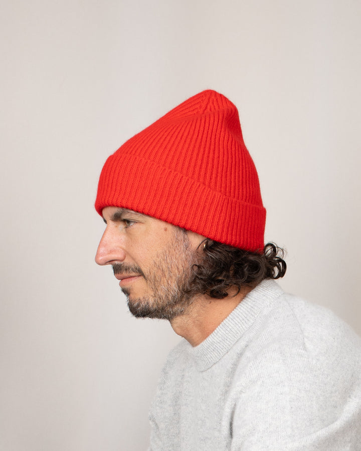 Bonnet Mackie Barra Hat Red, porté de côté