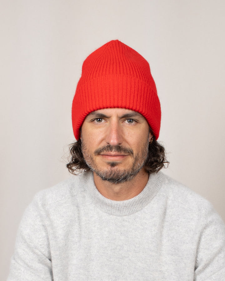 Bonnet Mackie Barra Hat Red, porté de face