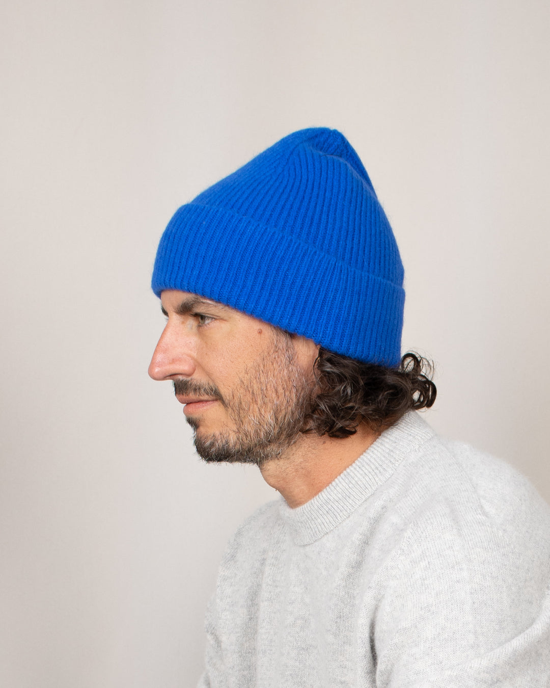 Bonnet Mackie Barra Hat Royal, porté de côté