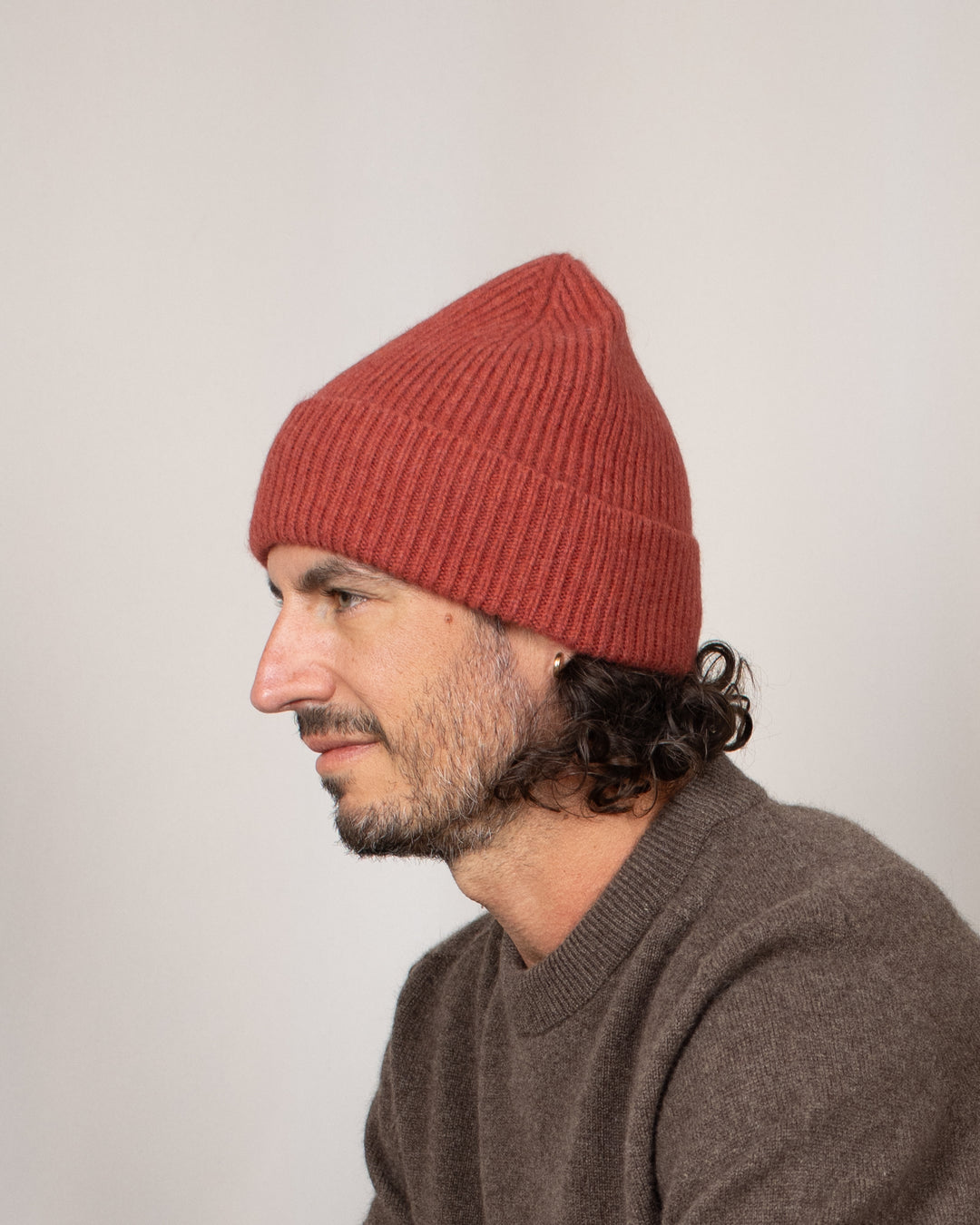 Bonnet Mackie Barra Hat Russet, porté de côté