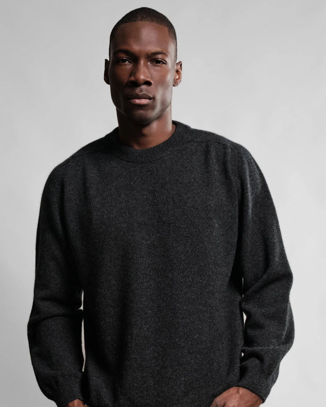 Pull Armen Col Rond charcoal — vue portée 1