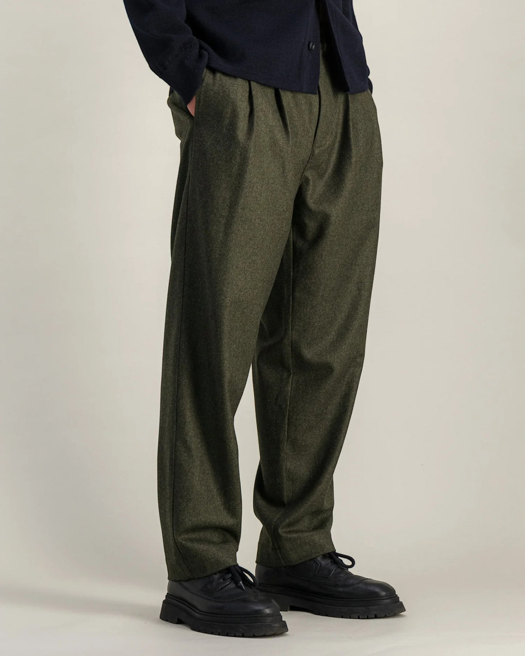 Double Pleats Flannel Pants Olive Mel Parages, vue portée trois-quarts