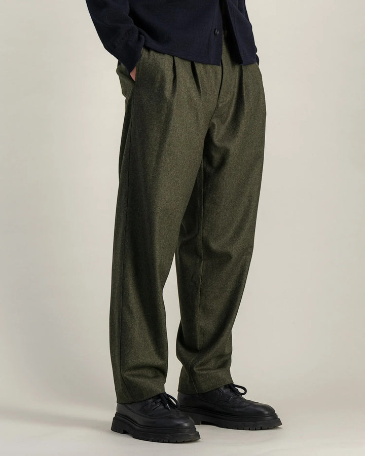 Double Pleats Flannel Pants Olive Mel Parages, vue portée trois-quarts