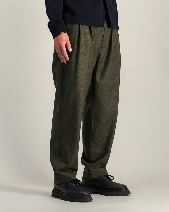 Double Pleats Flannel Pants Olive Mel Parages, vue portée de face rapprochée