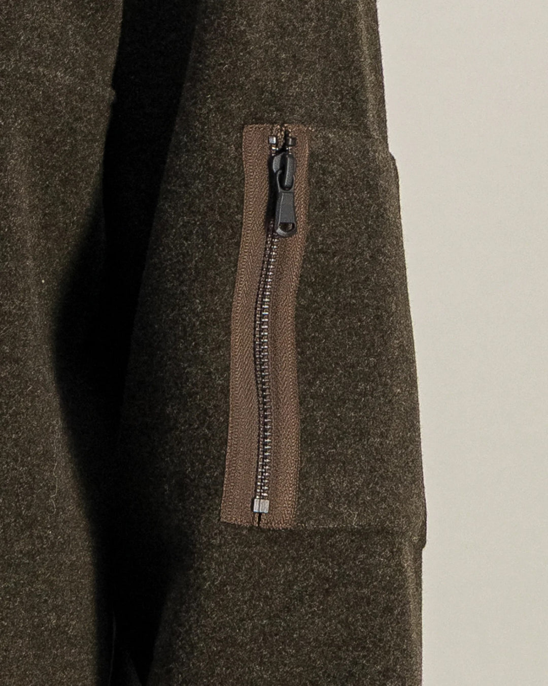 Atlas Wool Kaki Chiné Parages, détail de la poche zippée