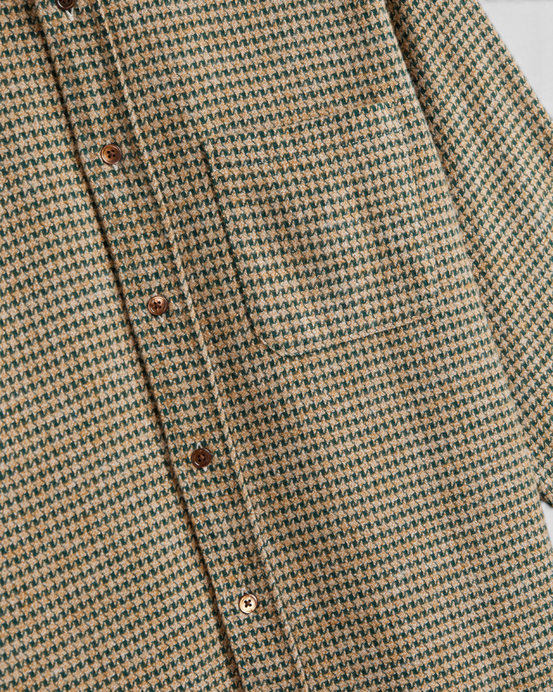 Détail de la chemise Portuguese Flannel Abstract Pied Poule Green