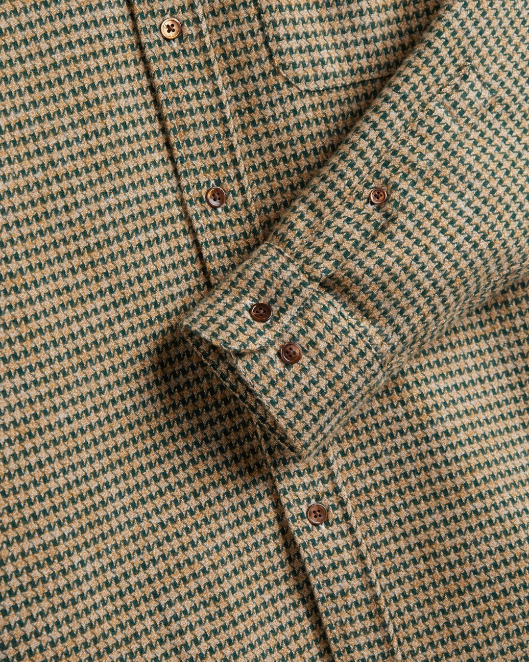 Détail de la chemise Portuguese Flannel Abstract Pied Poule Green