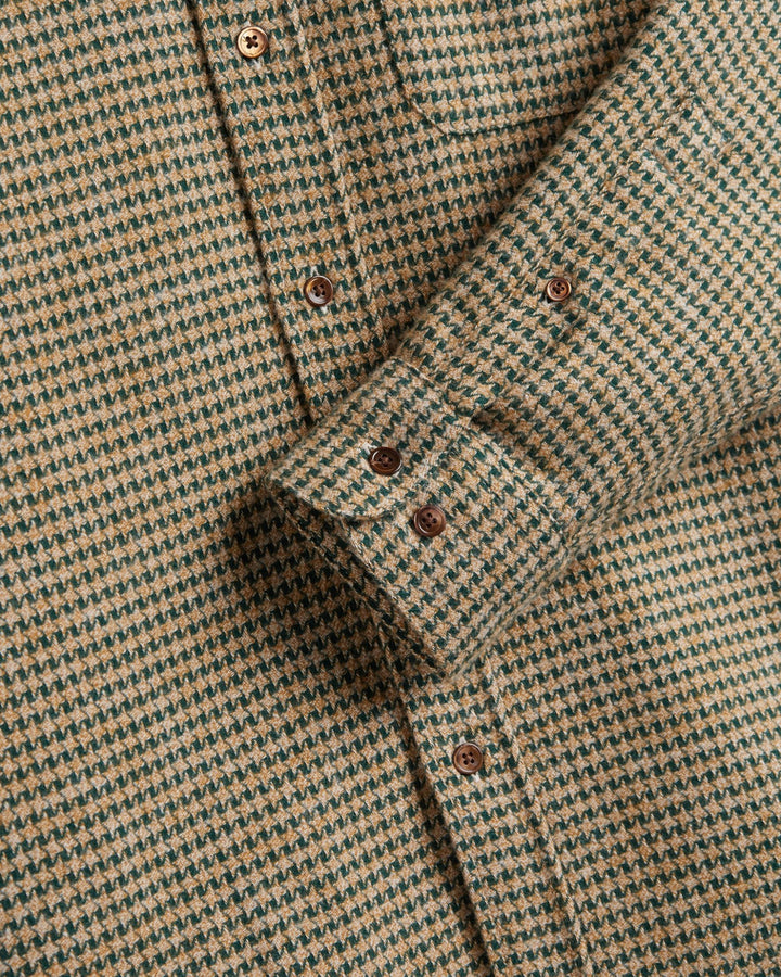 Détail de la chemise Portuguese Flannel Abstract Pied Poule Green