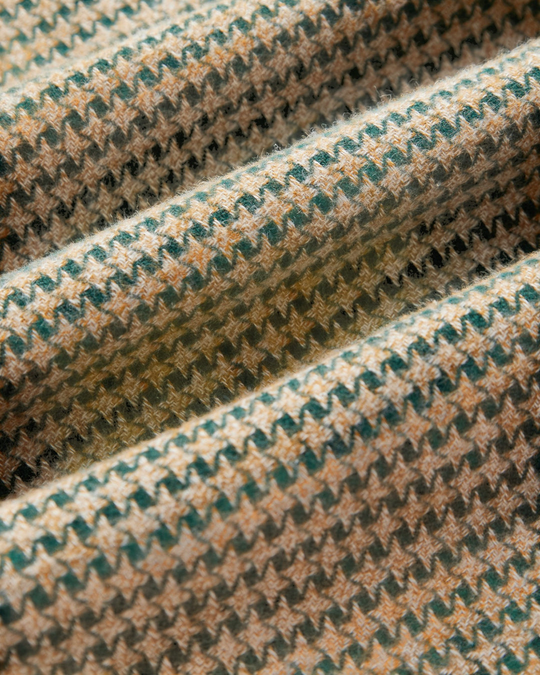 Détail de la chemise Portuguese Flannel Abstract Pied Poule Green