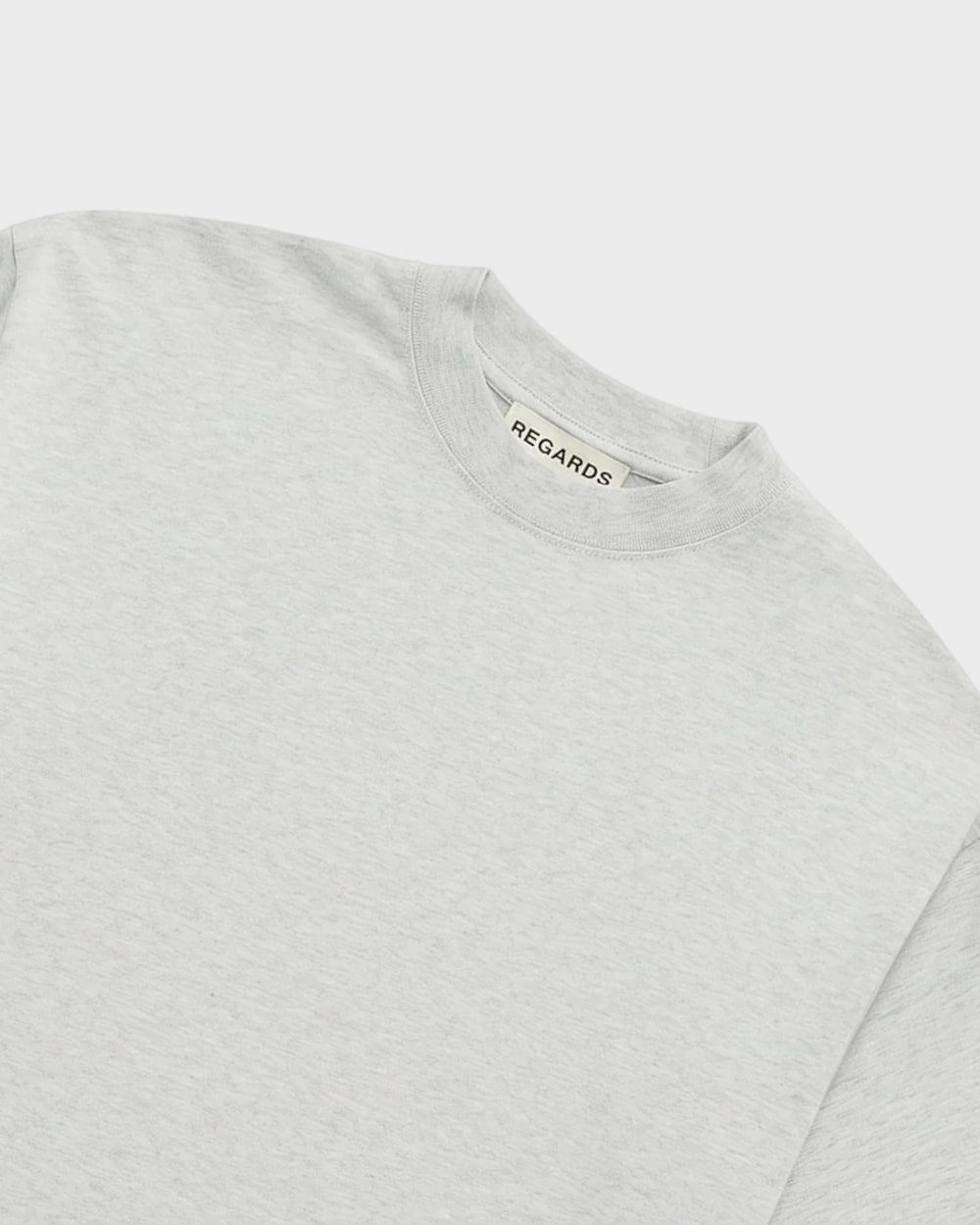 Regards Cozy Oversize Tee Light Grey Melange — détail du col et de la matière