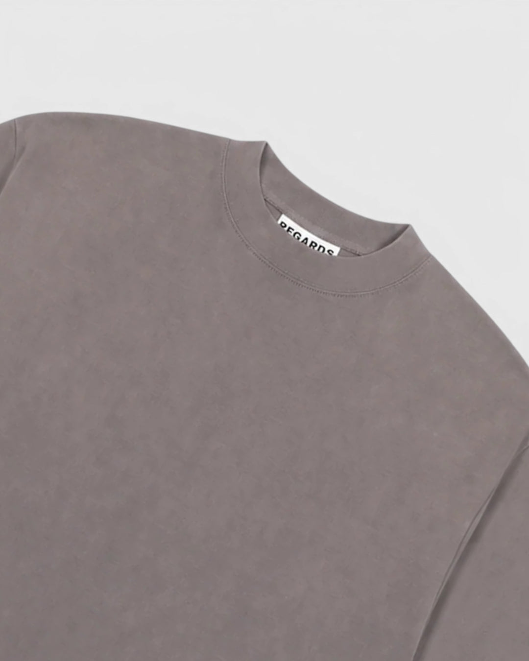 Regards Heavy Oversize Tee Taupe Washed — détail du col et de la matière