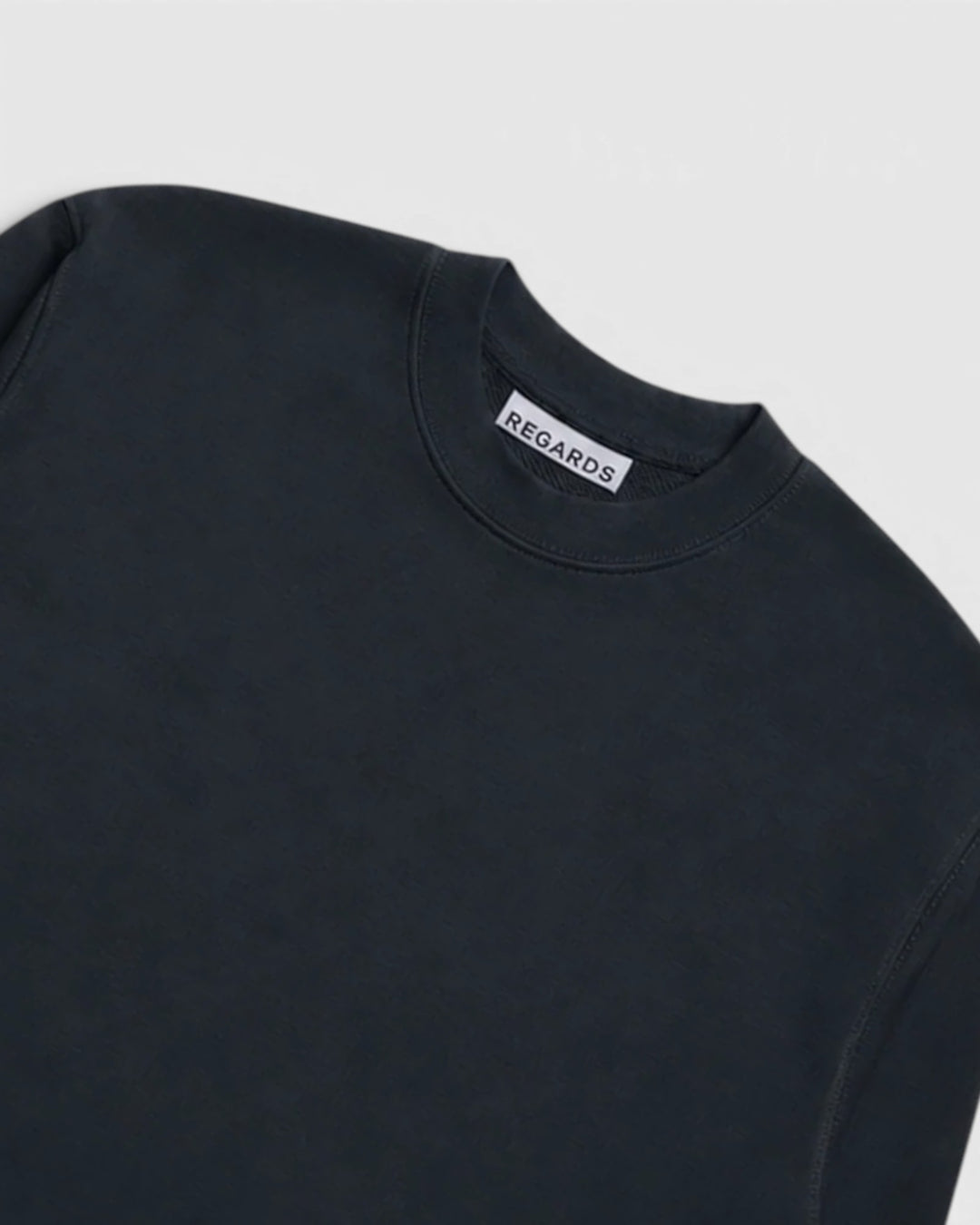 Regards Relaxed Loopback Crewneck Black Washed — détail du col et de la matière