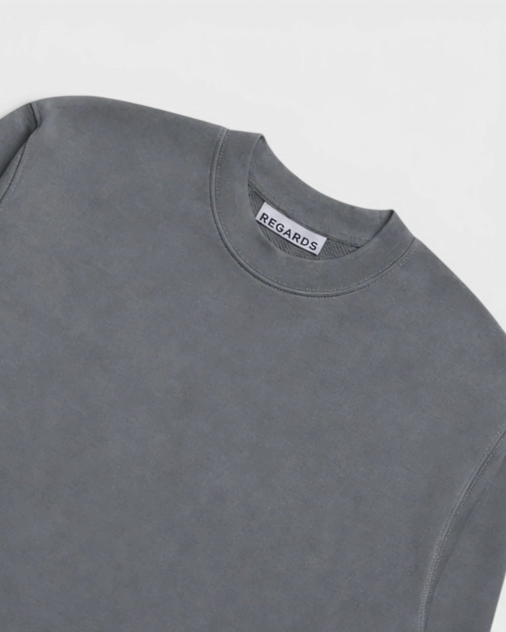 Regards Relaxed Loopback Crewneck Grey Washed — détail du col et de la matière