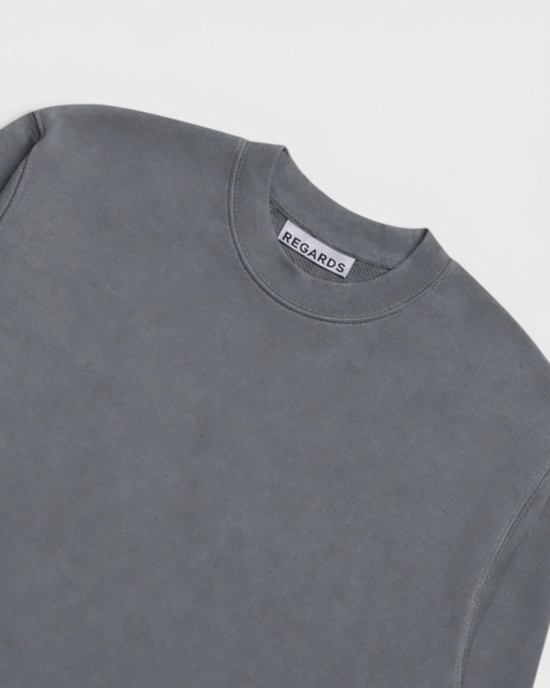 Regards Relaxed Loopback Crewneck Grey Washed — détail du col et de la matière