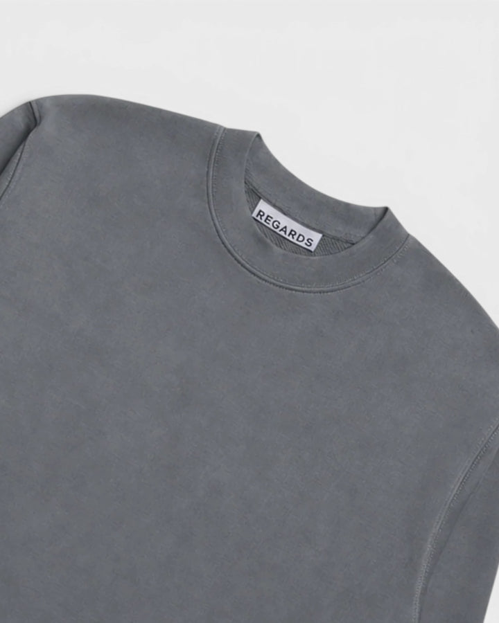 Regards Relaxed Loopback Crewneck Grey Washed — détail du col et de la matière