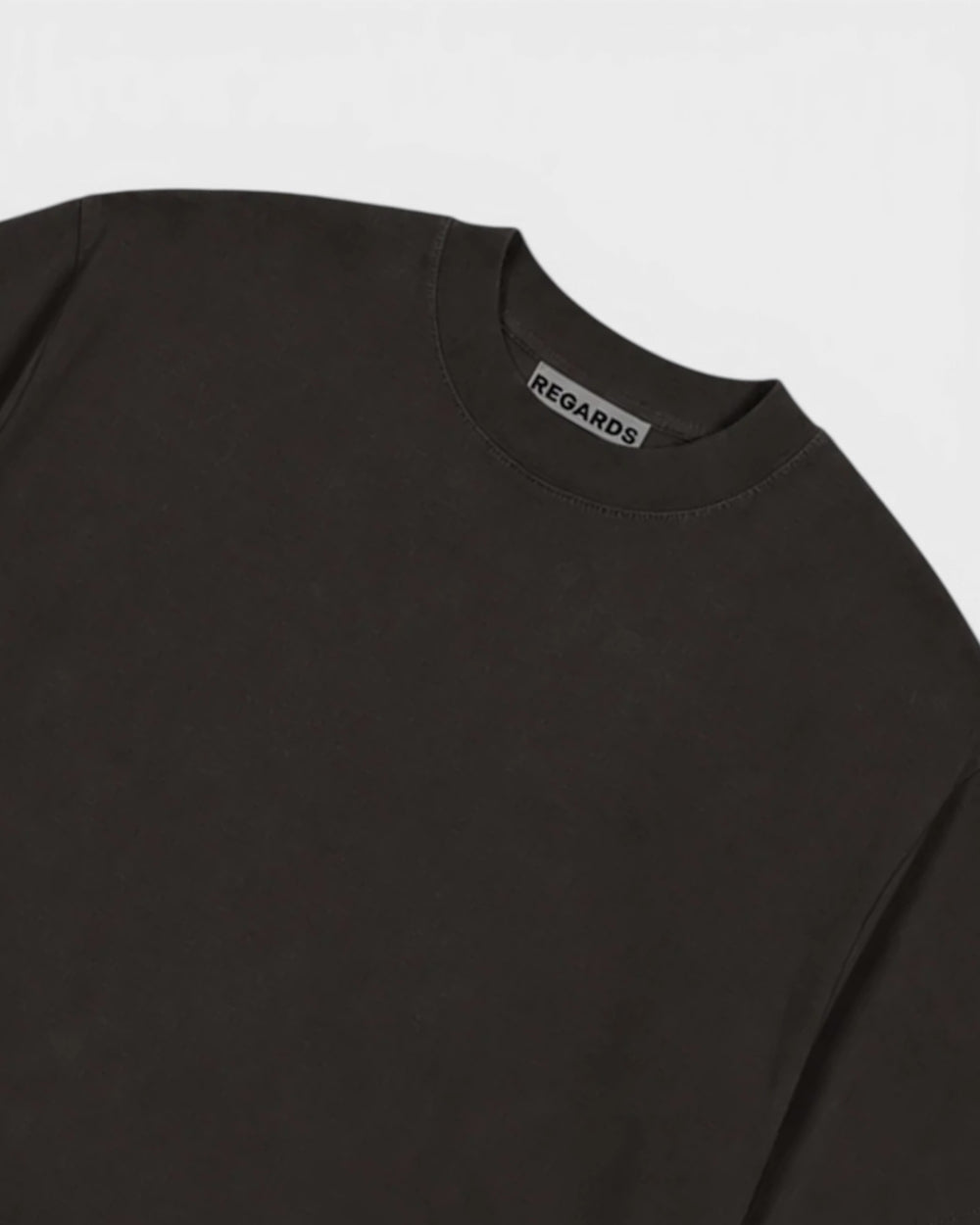 Regards Relaxed Tee Blank Espresso Washed — détail du col et de la matière
