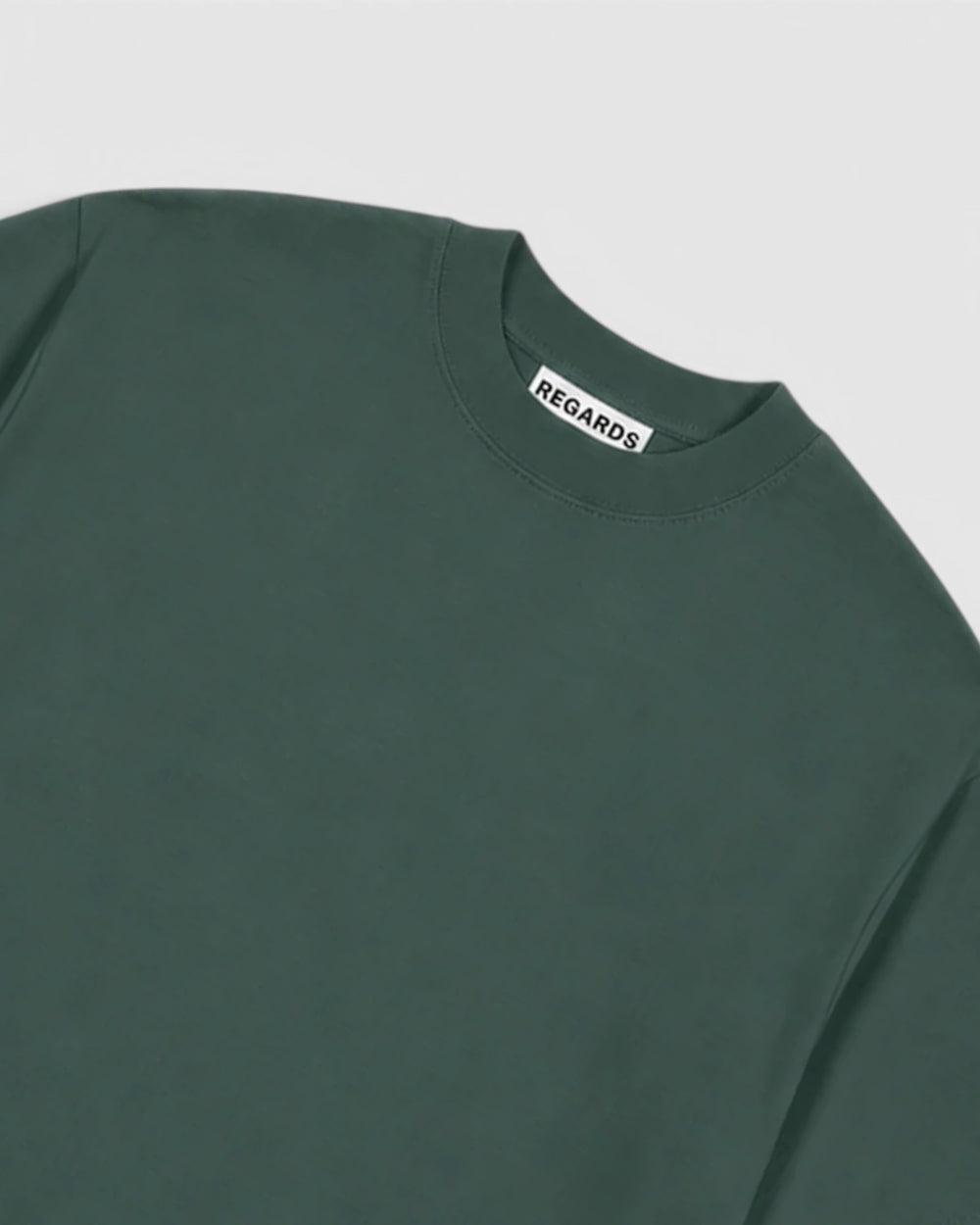 Regards Relaxed Tee Blank Forest — détail du col et de la matière