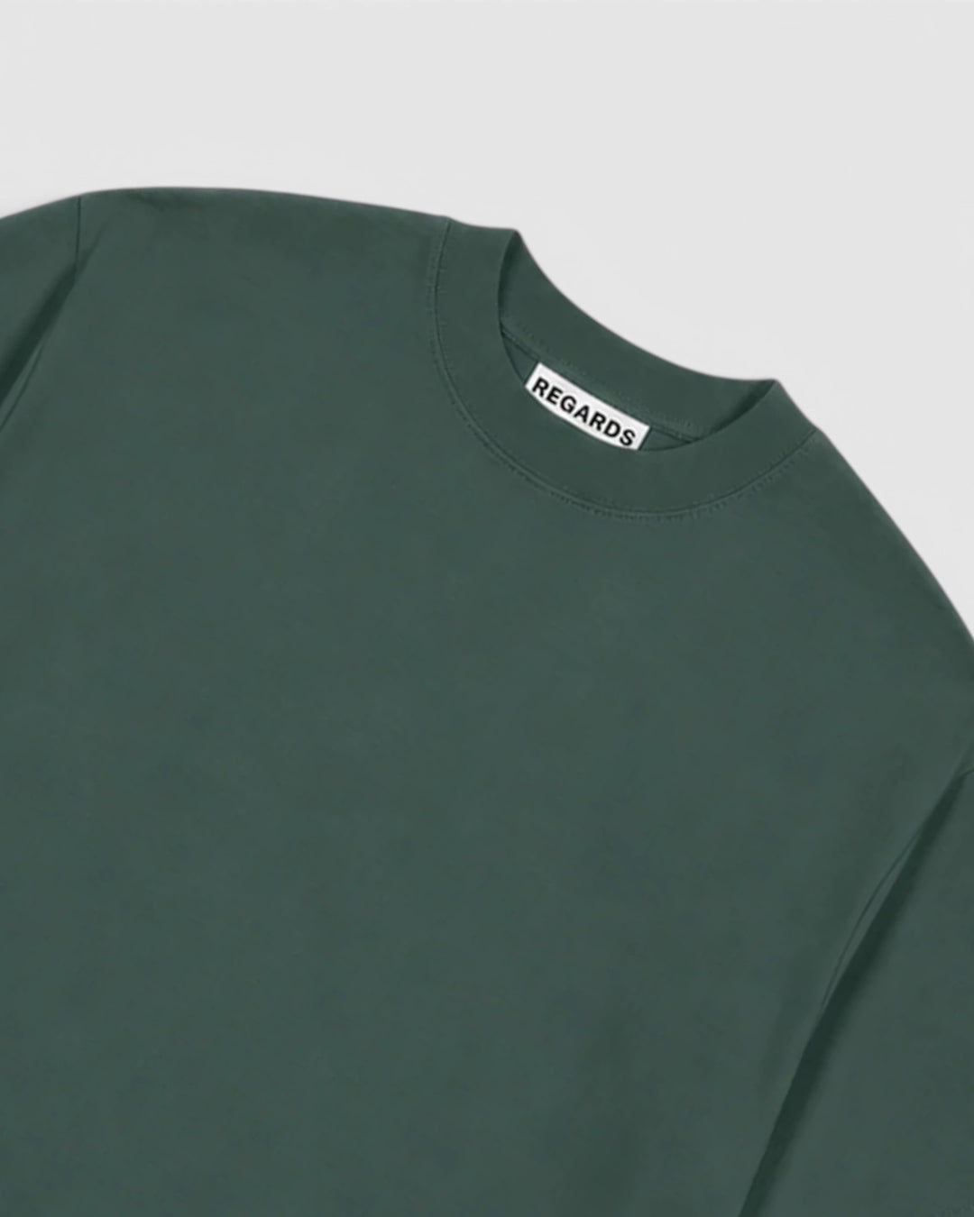 Regards Relaxed Tee Blank Forest — détail du col et de la matière