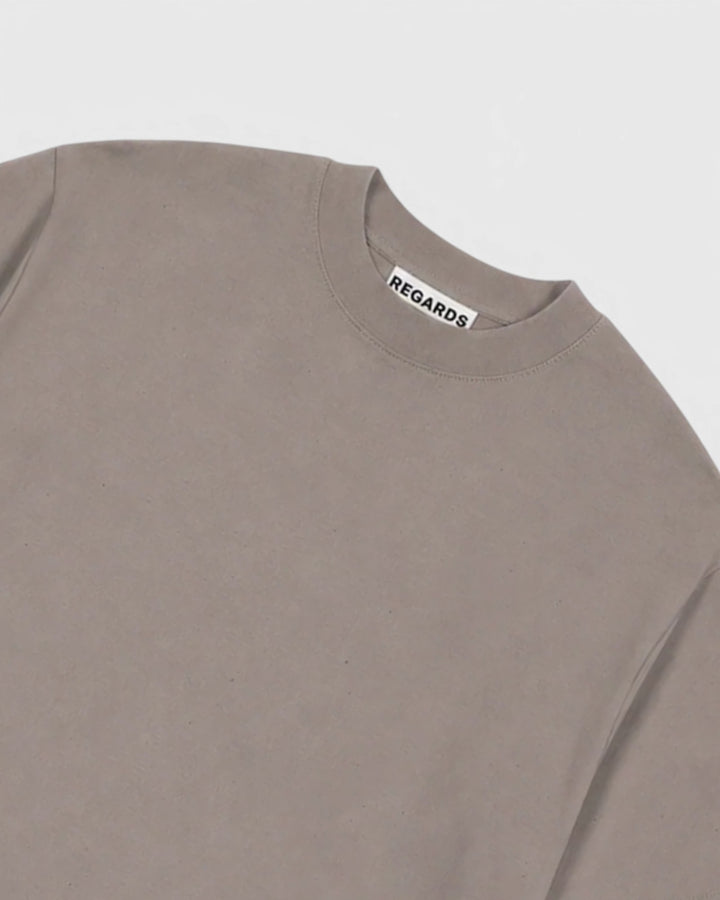 Regards Relaxed Tee Blank Taupe Washed — détail du col et de la matière