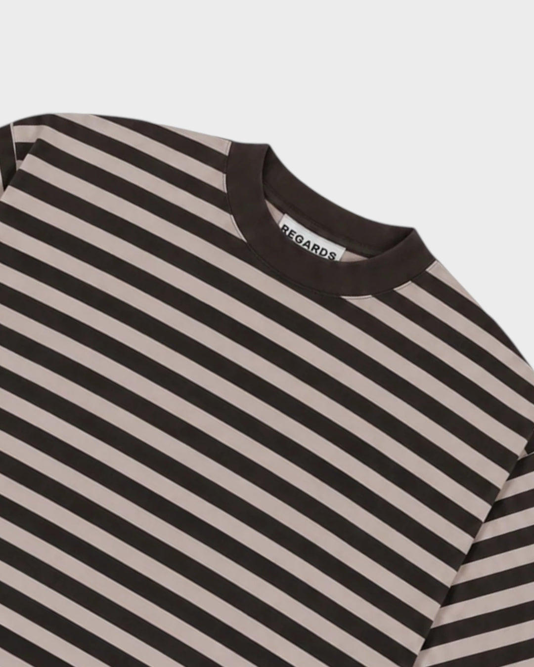 Regards Striped Oversize Tee Espresso/Taupe — détail du col et de la matière
