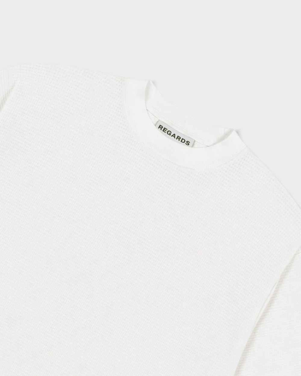 Regards Waffle Oversize Tee Snow — détail du col et de la matière