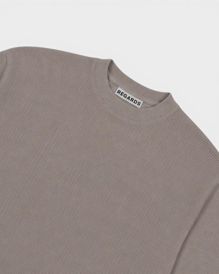 Regards Waffle Oversize Tee Taupe — détail du col et de la matière