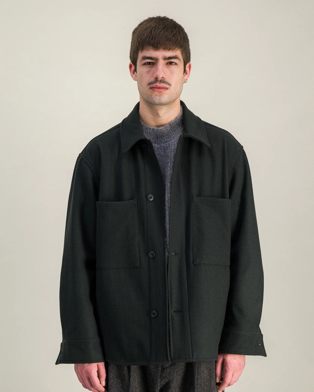 Woody Wool Overshirt Dark Green Parages, vue portée de face rapprochée