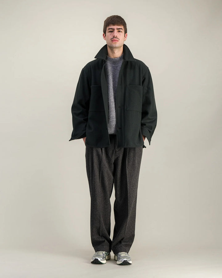 Woody Wool Overshirt Dark Green Parages, vue portée de face en entier