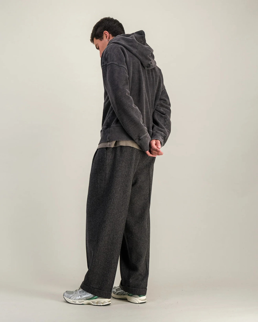 Hoodie Heavy Sweater Faded Black Parages, vue portée trois-quarts dos