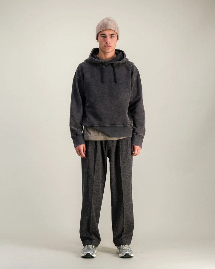 Hoodie Heavy Sweater Faded Black Parages, vue portée de face en entier