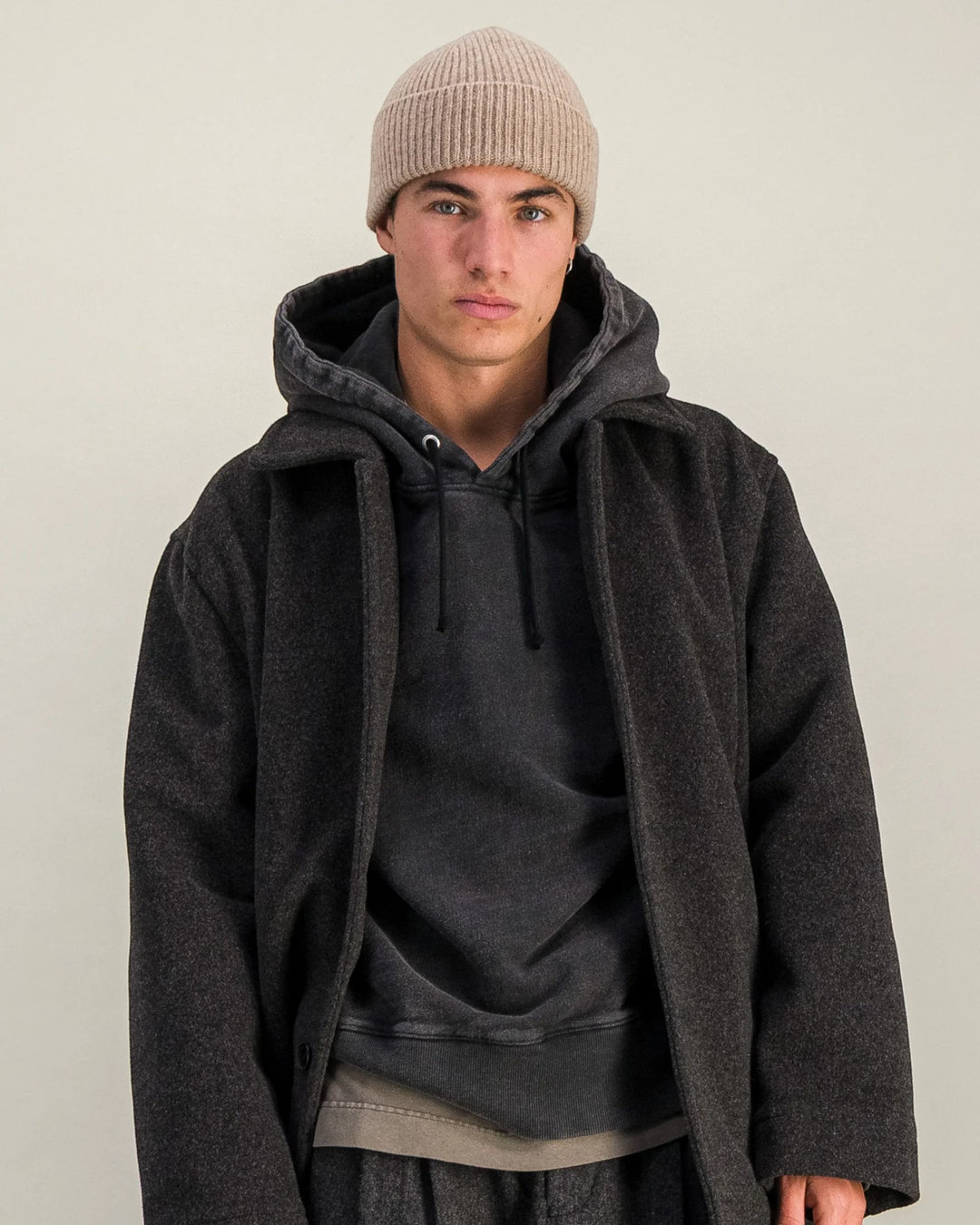 Hoodie Heavy Sweater Faded Black Parages, vue portée de face rapprochée