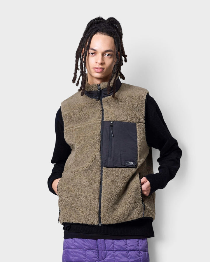 Taion Mountain Boa Fleece High-Neck Vest Beige, vue portée de face rapprochée