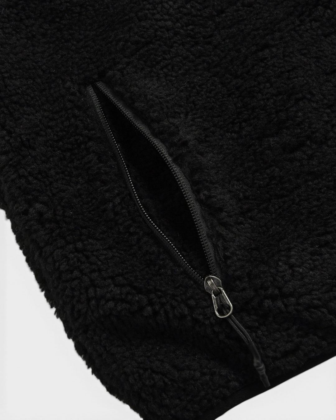 Taion Mountain Boa Fleece High-Neck Vest Black, détail de la poche latérale