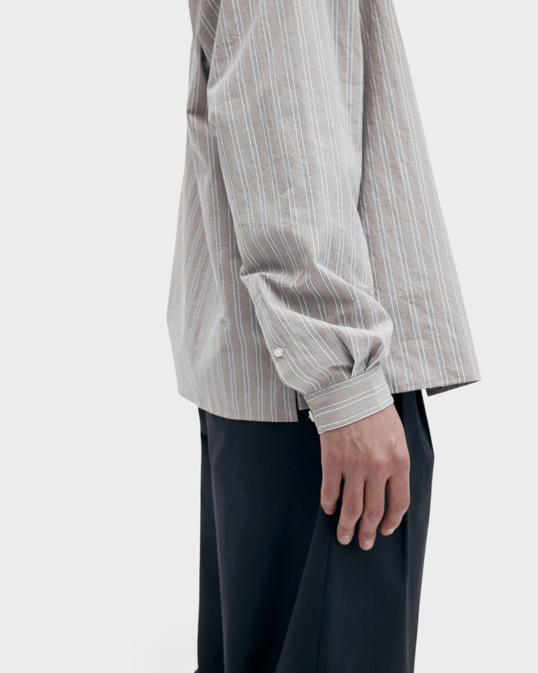 Unfeigned Long Sleeve Baggy Shirt Organic Cotton Brown and White Stripes, vue détail de la manche