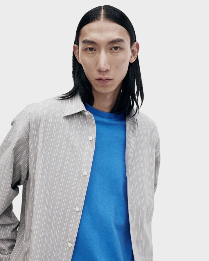 Unfeigned Long Sleeve Baggy Shirt Organic Cotton Brown and White Stripes, vue portée de face, détail